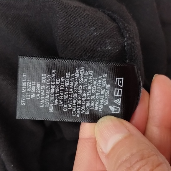 TAHARI black with silver metallic print size small fitted short sleeve tee vneck - Picture 8 of 8